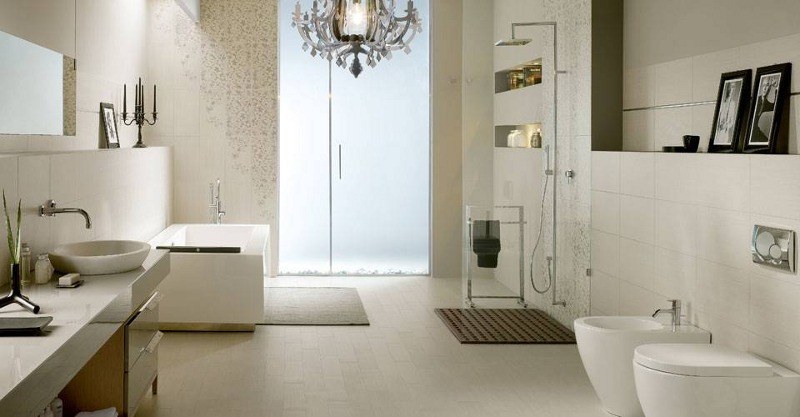 Moderne Badeinrichtung in edlem Weiß