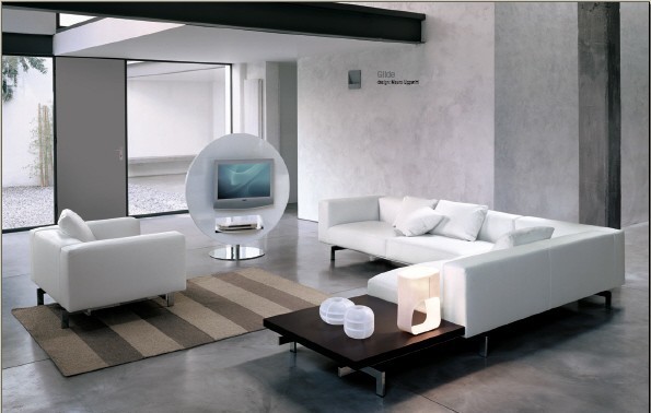 Ein Luxus Wohnzimmer mit schönen großen Fensterflächen