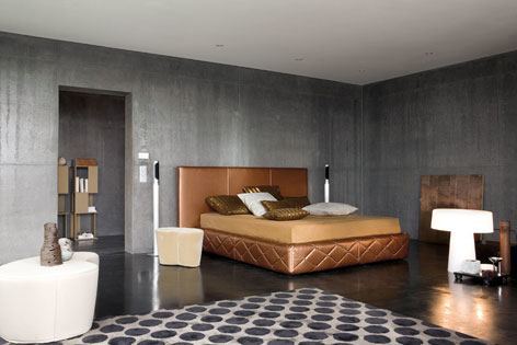 Ein mondänes Designer-Schlafzimmer mit bronzefarbenem Bett aus Kunstleder
