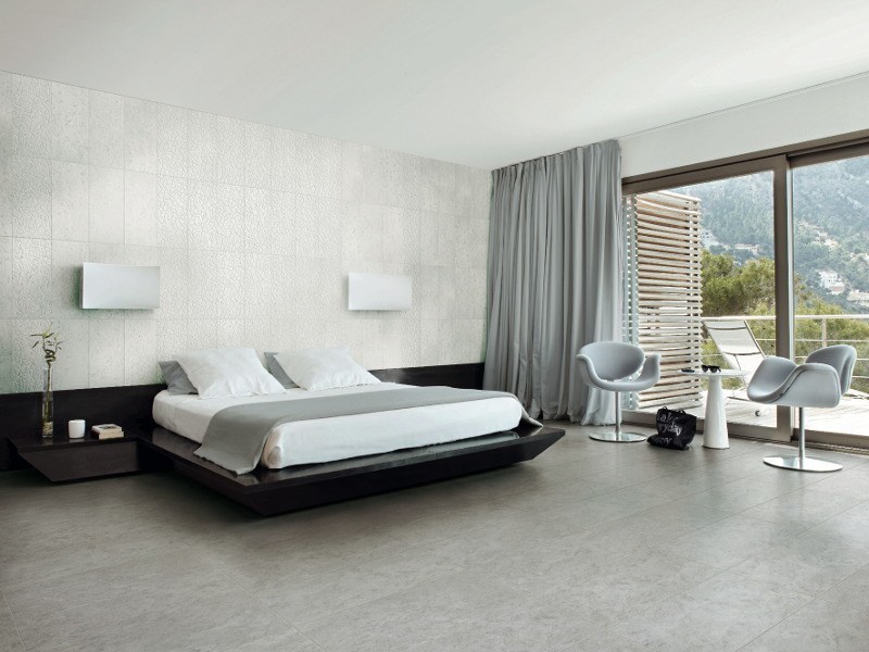 Luxus-Schlafzimmer eingerichtet in den Farben Weiß und Grau