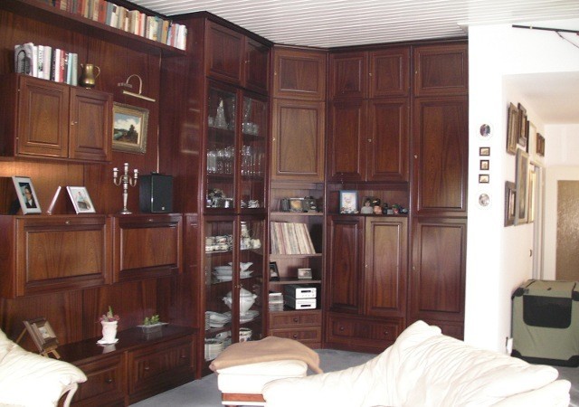 Vorher dem Hausumbau – Möbel bis unter die Decke wirken zu kompakt und dunkel.